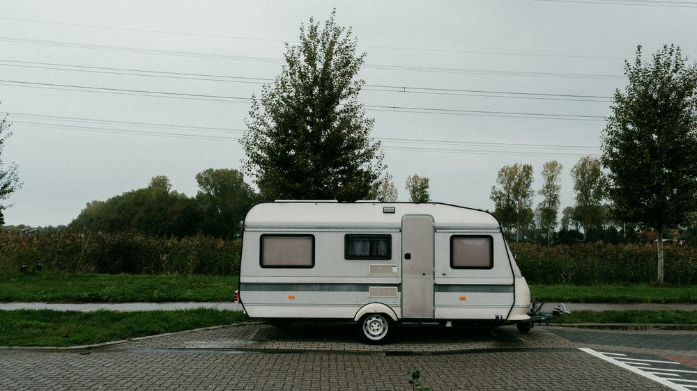 Wohnwagen auf dem Campingplatz: Symbolbild für Knaus Nordwind Teppich